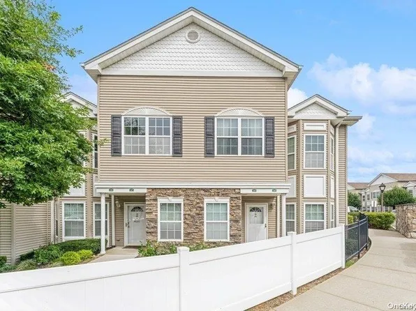 345 Spring Drive #345, East Meadow, NY 11554