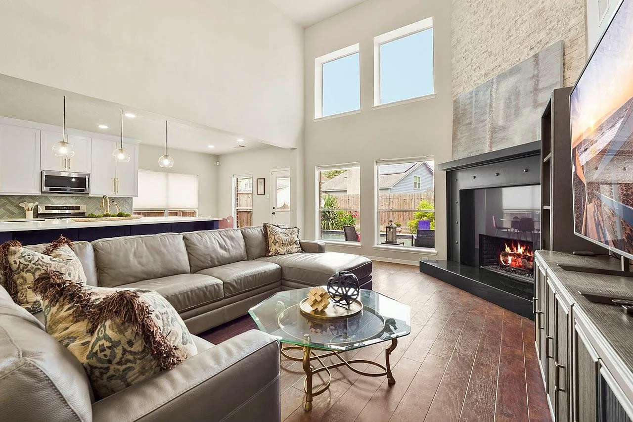 5 bed, 2.5 bath, 3684 sqft, $6,500 — Photo 3