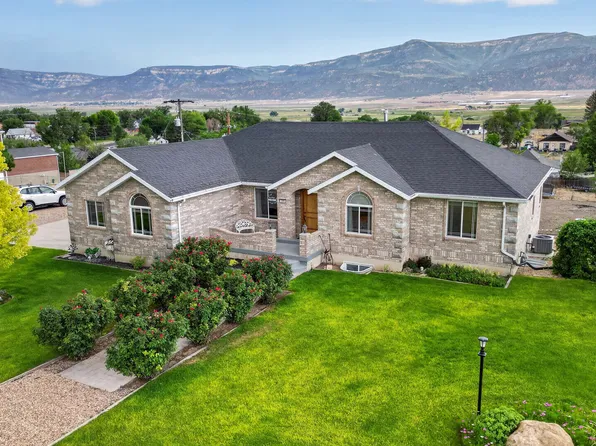 305 N Center St, Moroni, UT 84646