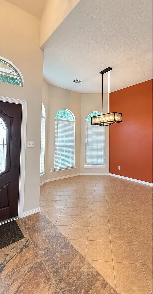 3 bed, 2.5 bath, 1989 sqft, $2,300 — Photo 3