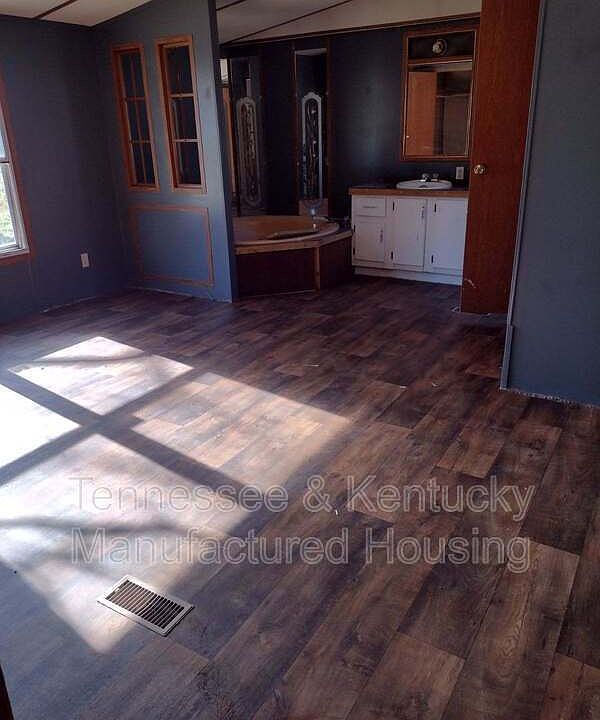 2nd image of 210 Hillsdale Estates Ln