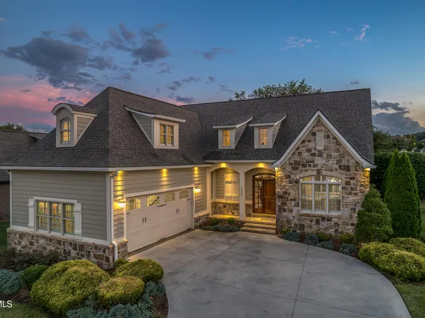 2165 Sawyers Pond Dr, Johnson City, TN 37604