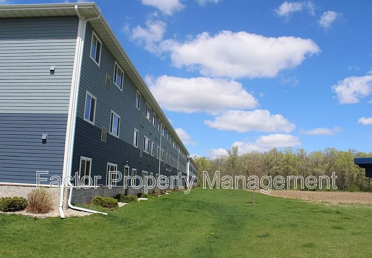561 Elk St S — Photo 5