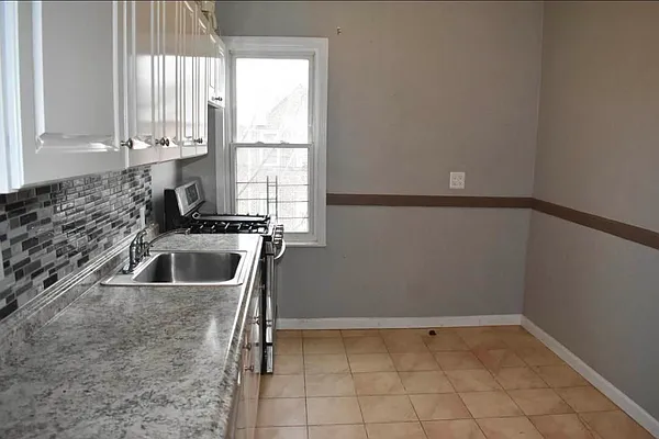 Rented by Amin Property Group Inc | media 23