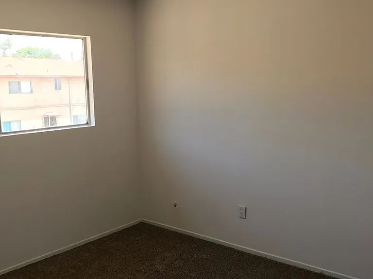 4252 Woodlawn Ave — Photo 9
