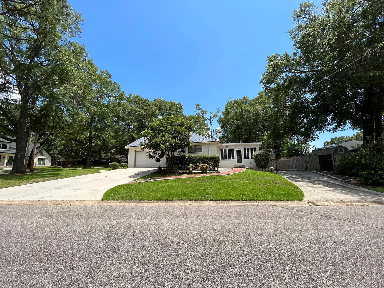 121 Spring Dr — Photo 3