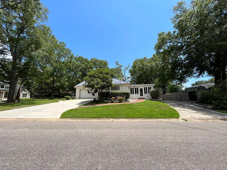 121 Spring Dr — Photo 3