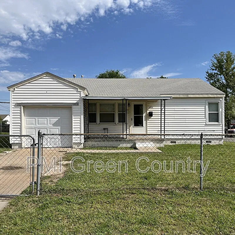 3 bed, 1.0 bath, 890 sqft, $1,145 — Photo 1