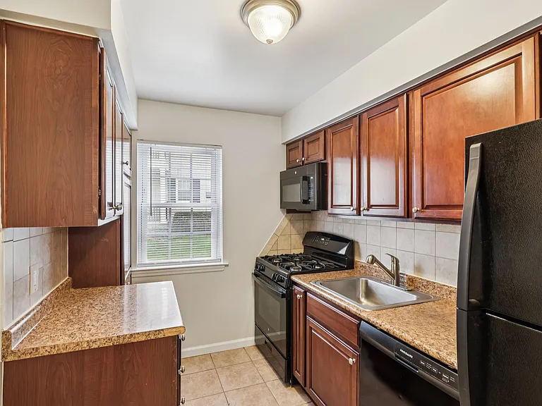 Queens Gardens Apartments — Photo 19