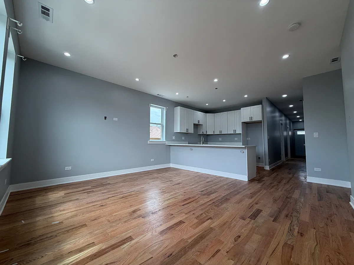 Building Photo - 2418 W Gladys Ave #1