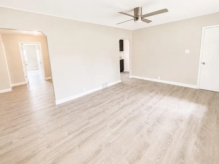 1185 Townsend Ave — Photo 3