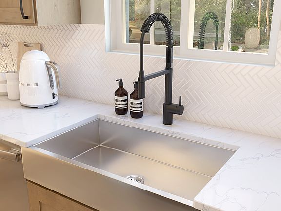 Spacious kitchen sink