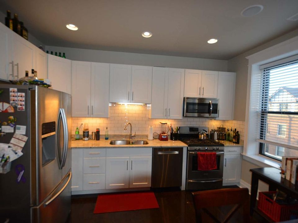 1st image of 1574 N Hoyne Ave