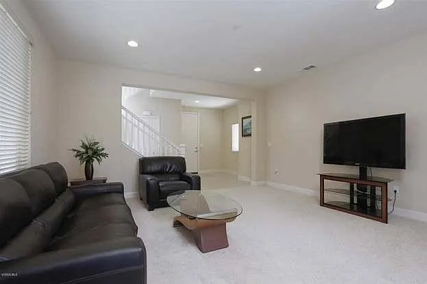 4 bed, 2385 sqft, $5,000 — Photo 2