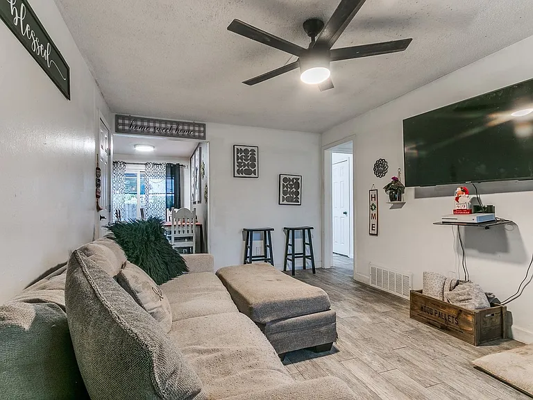 605 SW 10th St — Photo 4