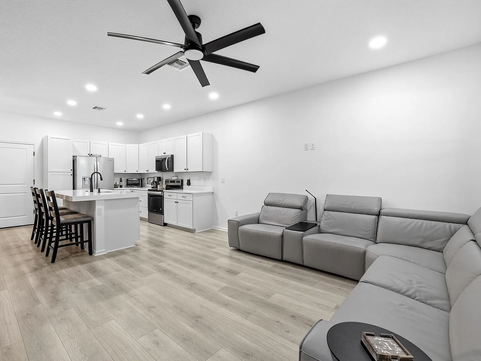 3 bed, 2.5 bath, 1540 sqft, $3,500 — Photo 3
