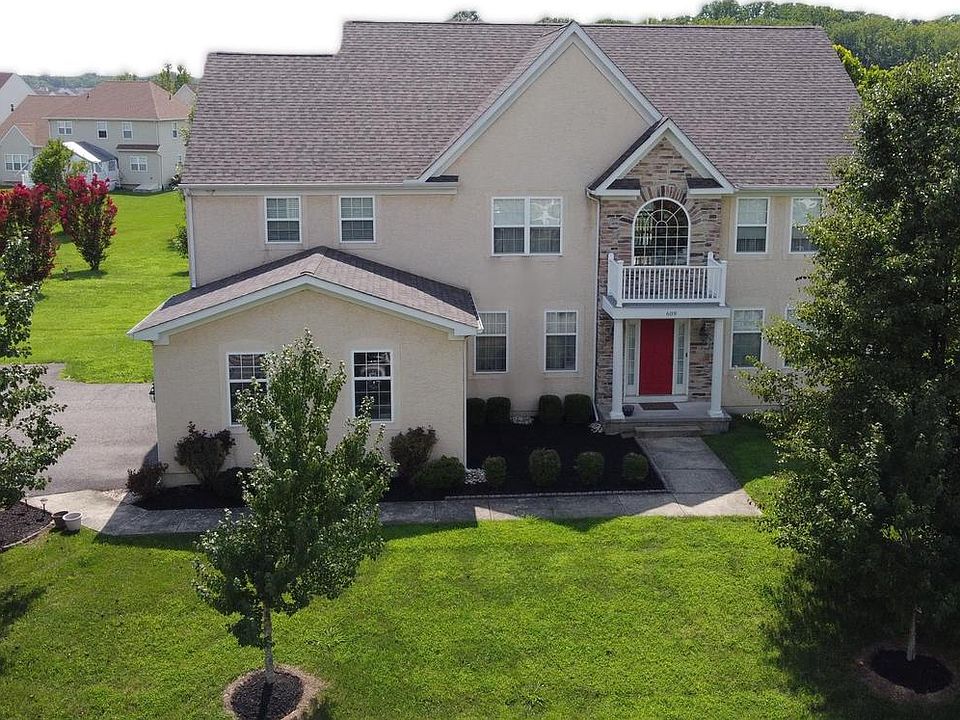1st image of 609 Ravenglass Dr