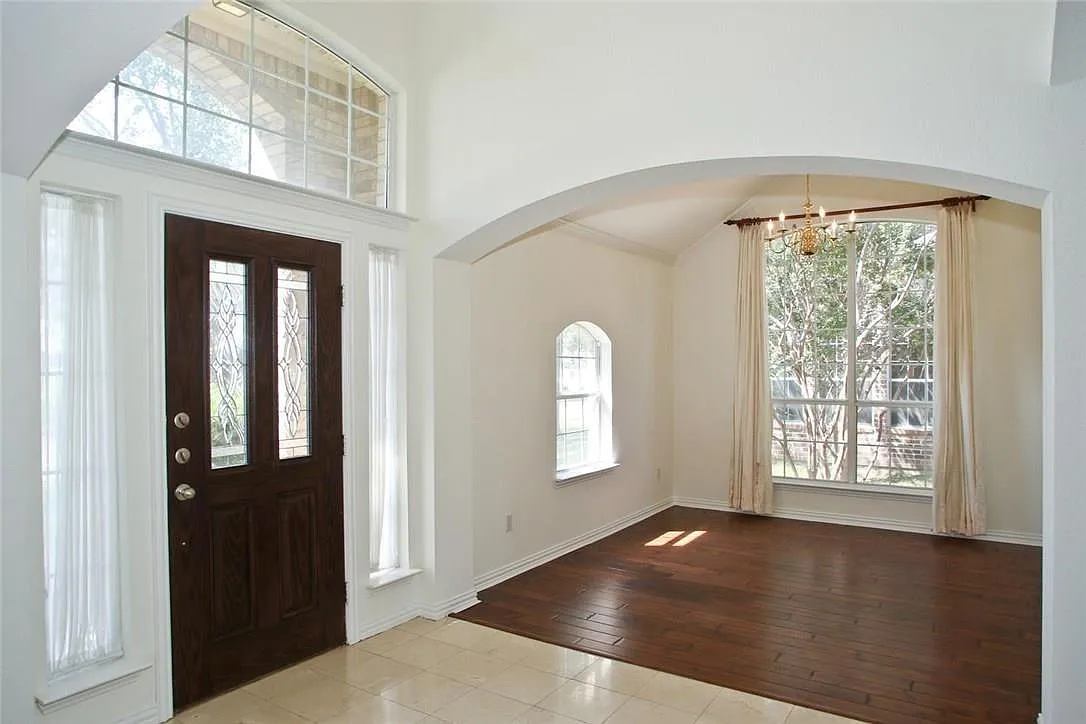 4 bed, 2850 sqft, $3,200 — Photo 2