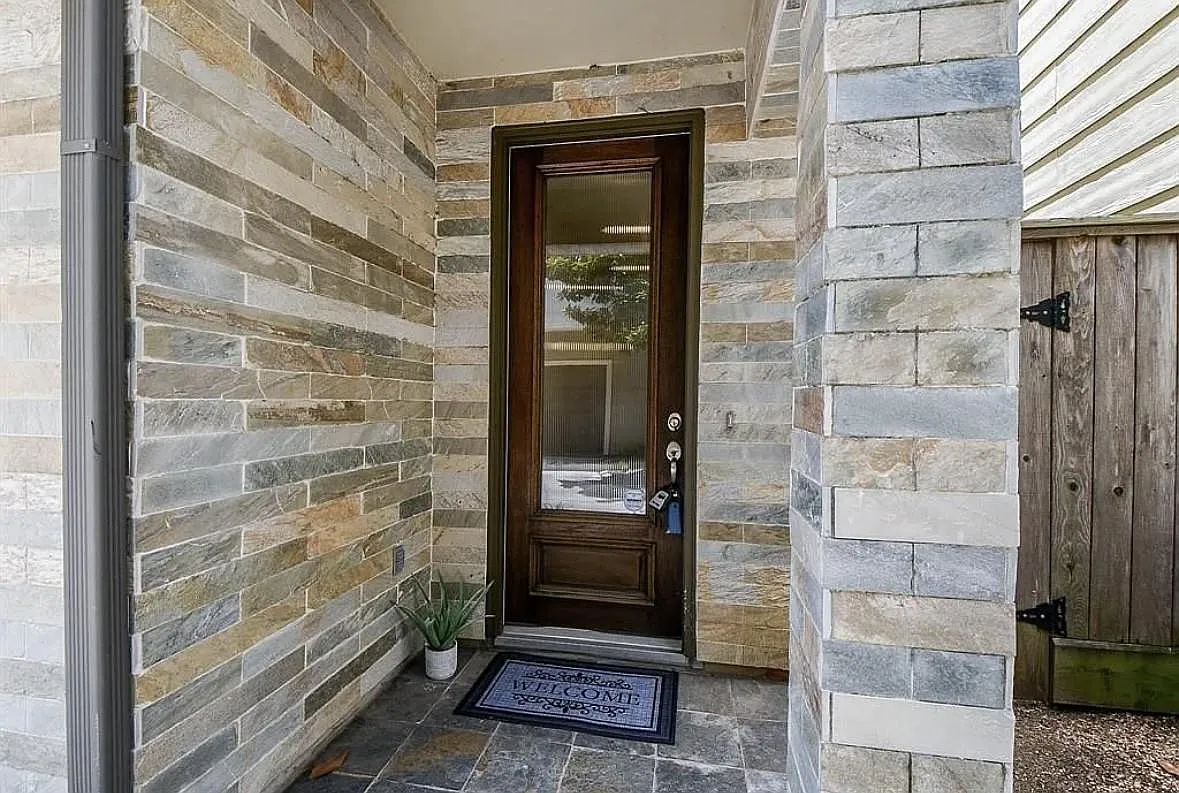 3 bed, 3.0 bath, 1735 sqft, $2,700 — Photo 2