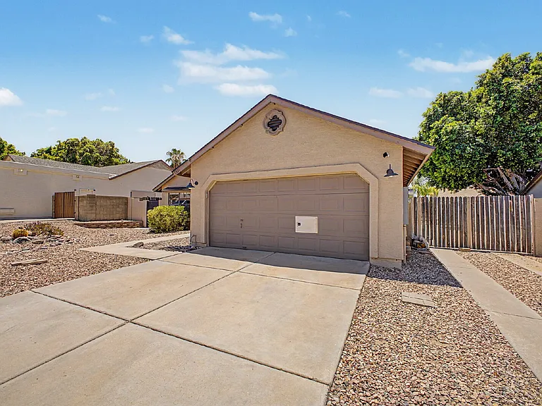 1301 E Taro Ln — Photo 3