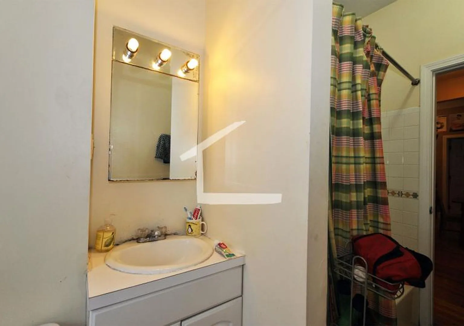 Nicely renovated 4 bed near the Green Line and BC for the upcoming school year! — Photo 4