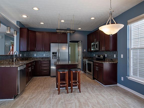 3rd image of 7229 Mariemont Cres