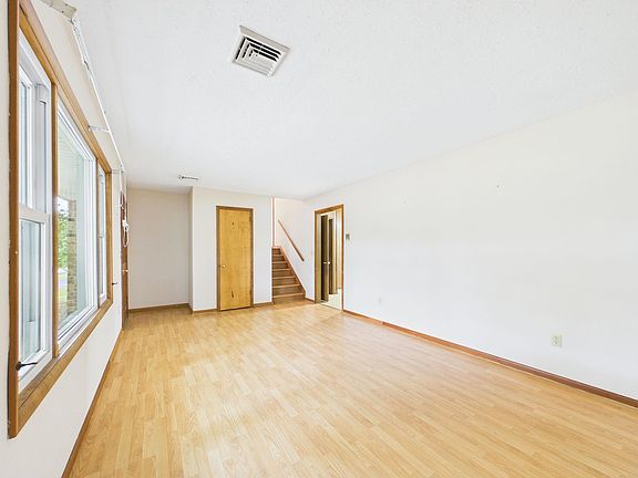 4th image of 405 Maple Dr