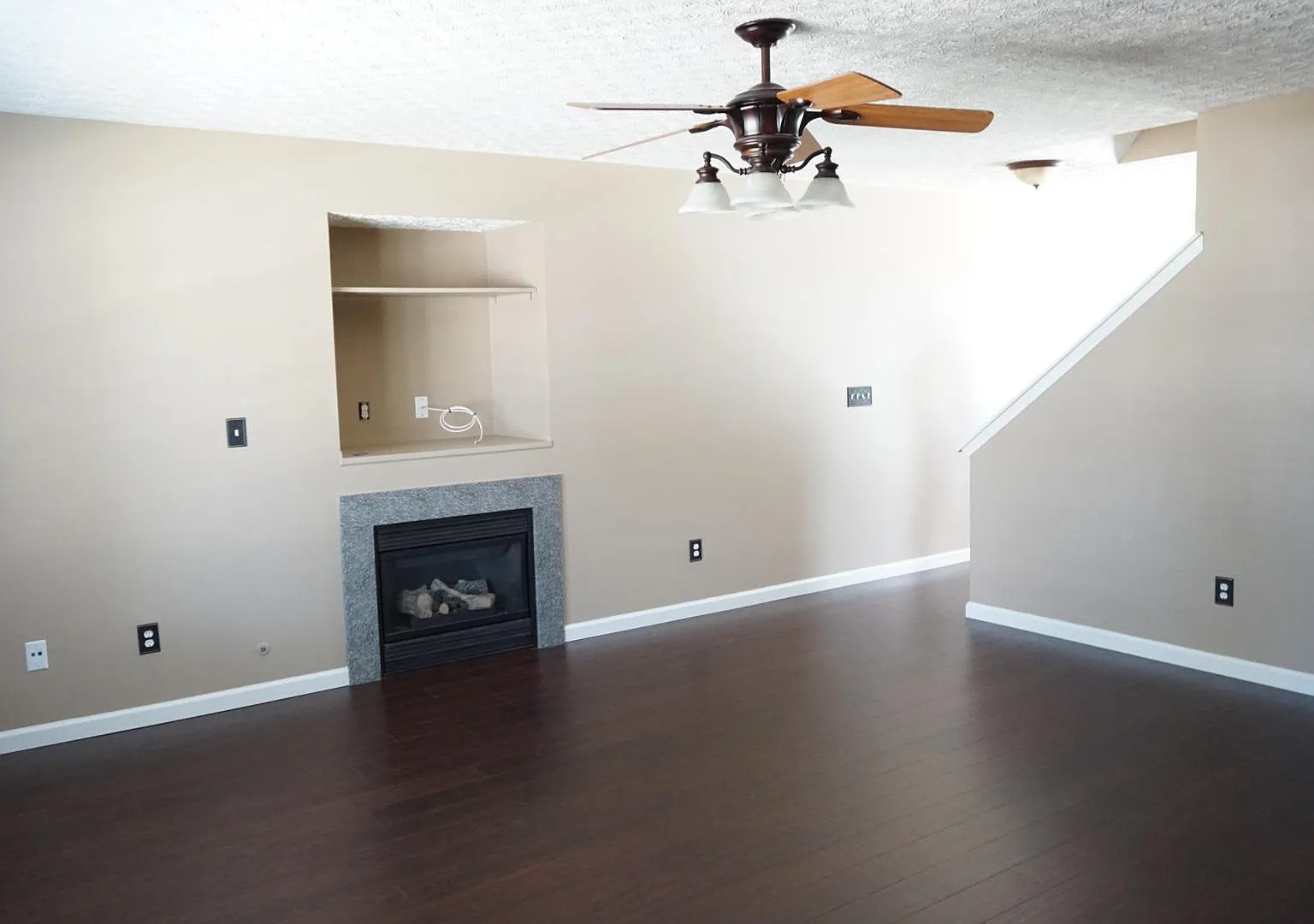 3 bed, 1584 sqft, $2,100 — Photo 2