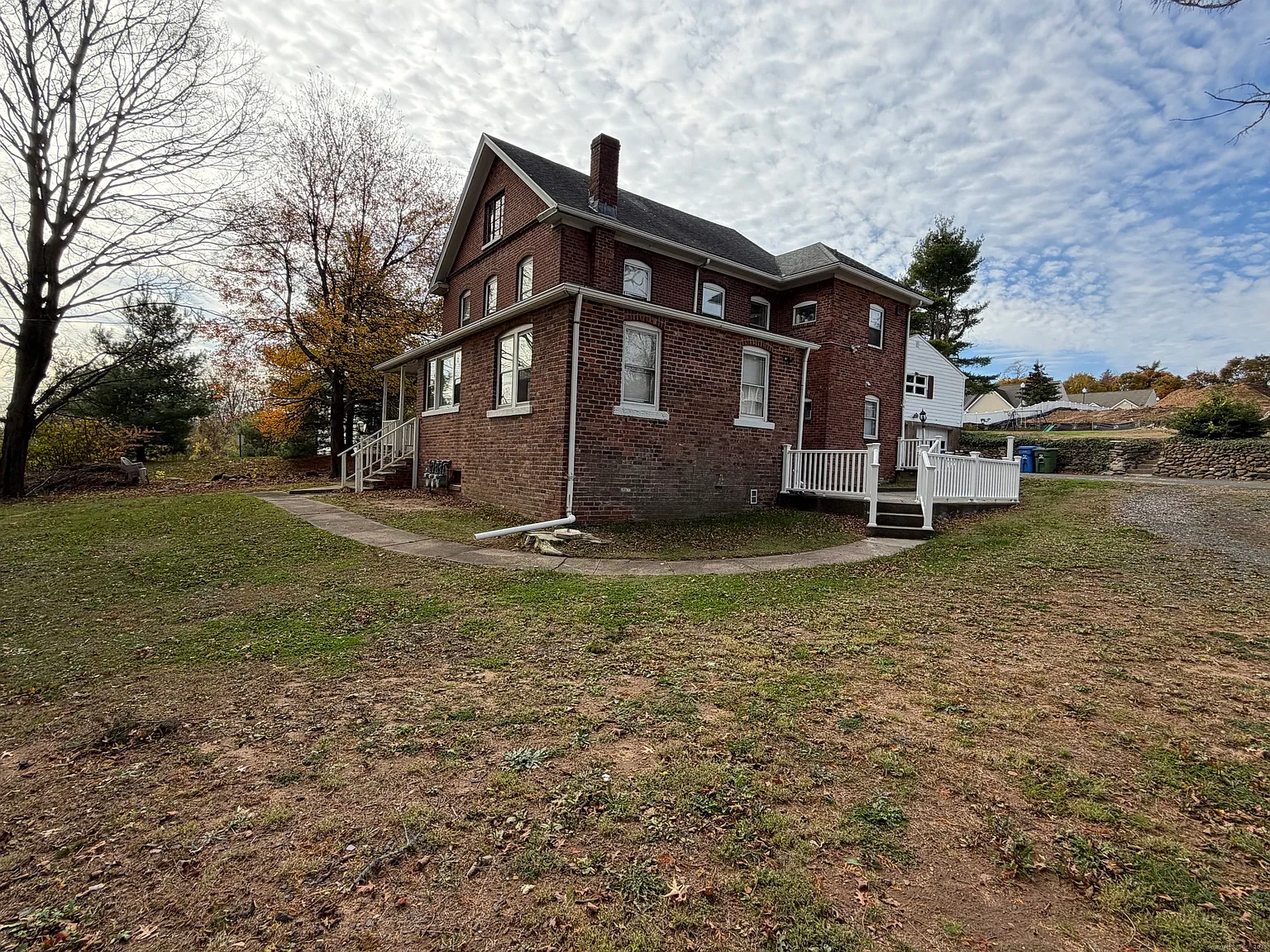 3 bed, 1.0 bath, 2640 sqft, $2,600 — Photo 1