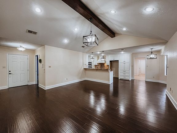4th image of 800 Live Oak Ave