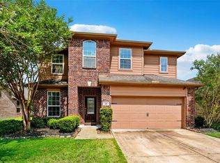 105 Long Meadow Ct, Clute, TX 77531