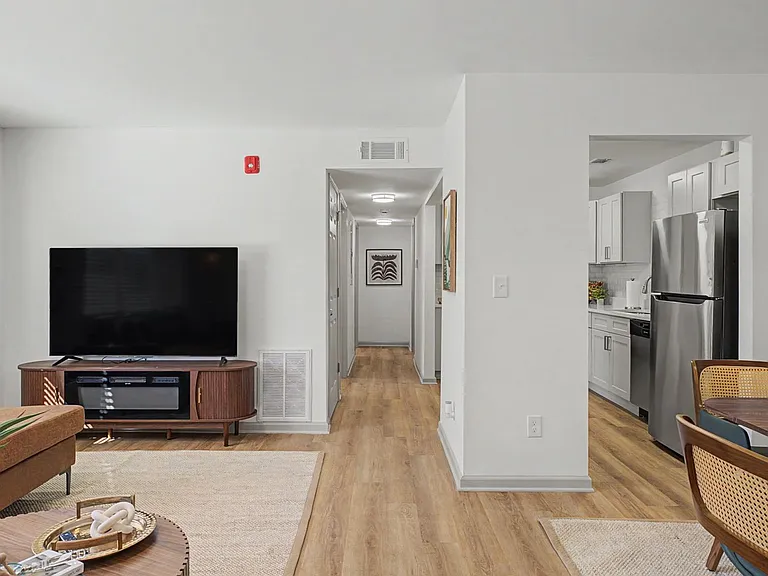1128 W College St — Photo 6