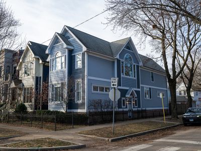 1701 W Byron St, Chicago, IL, 60613