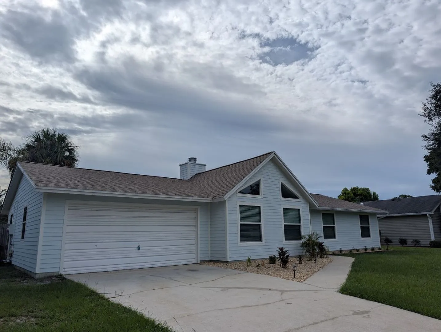 1 Story 3 Bed/2 Bath Large Home, Screened Porch, Fenced Yard — Photo 2