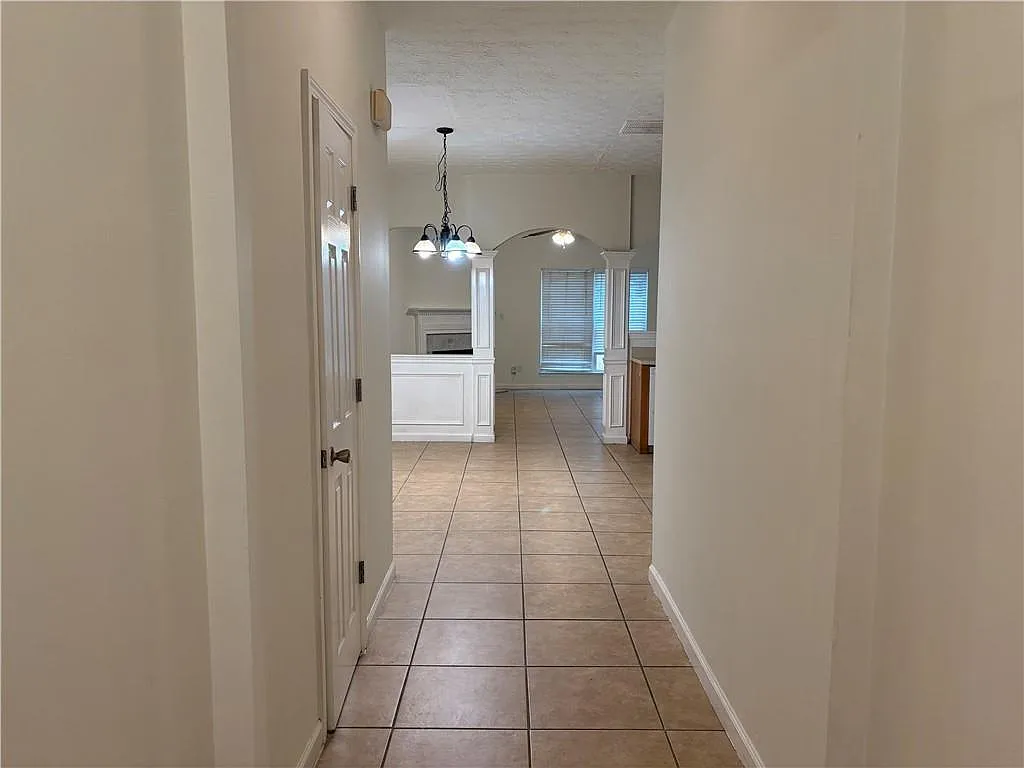 3 bed, 2.5 bath, 1698 sqft, $2,000 — Photo 2