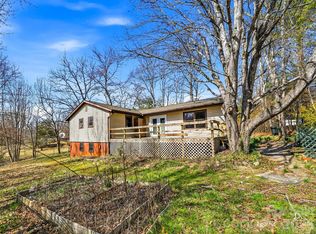 7 Nelson Rd, Hendersonville, NC 28791