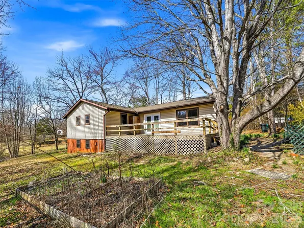 7 Nelson Rd, Hendersonville, NC 28791