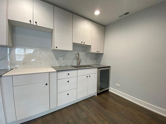 2nd image of 2831 N Avers Ave #3