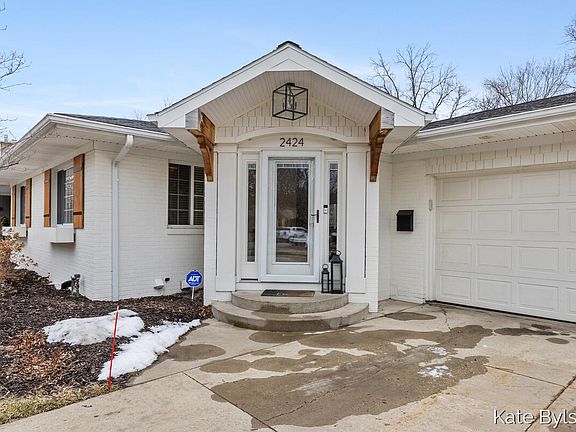 4th image of 2424 Elmwood Dr SE