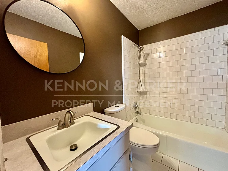 8001 Twin Chapel Dr — Photo 12