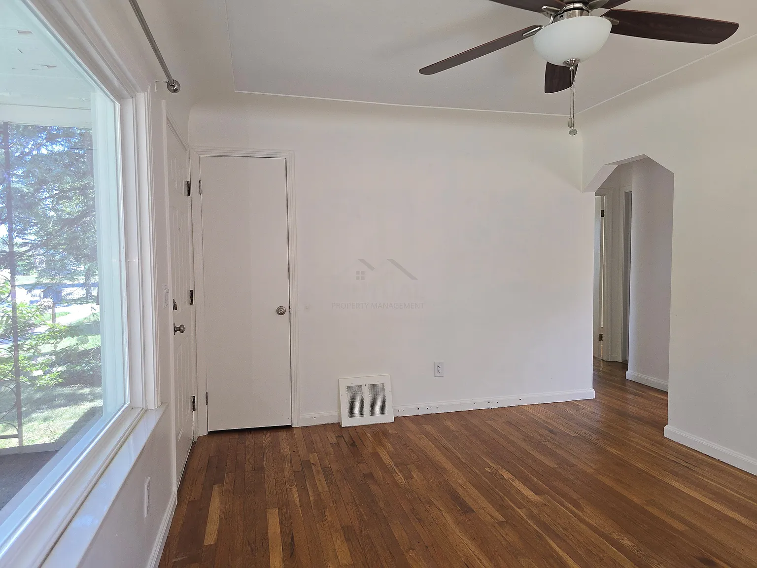 3 bed, 1.5 bath, 877 sqft, $2,350 — Photo 2