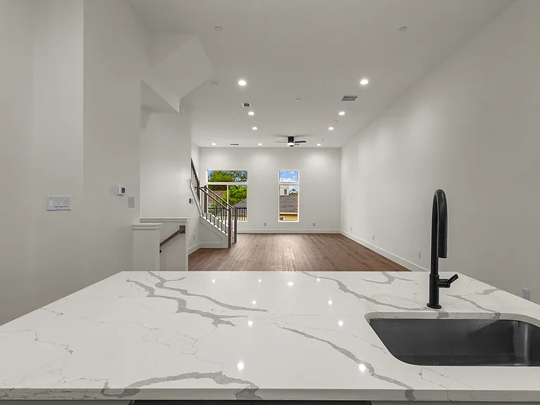 2203 Hondo Ave #303 — Photo 9