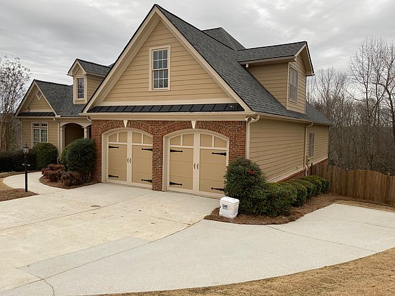 3rd image of 573 Richmond Pl