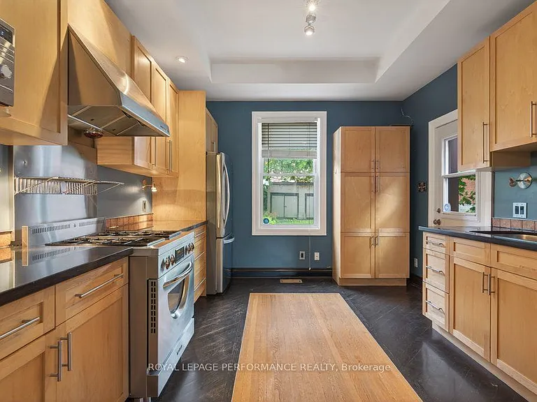 313 Lebreton St S — Photo 9