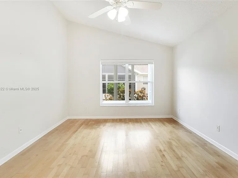 653 NW San Remo Cir — Photo 6