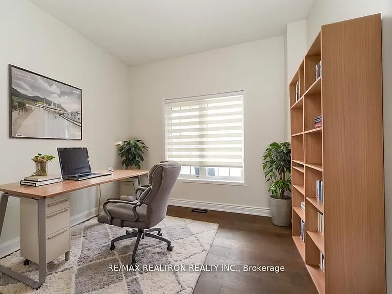 24 Skelton Cres — Photo 3