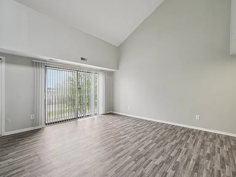 Palms East Apartments — Photo 6