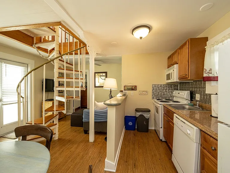 415 Julia St — Photo 2