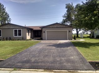 505 Bohleber Dr, Carmi, IL 62821