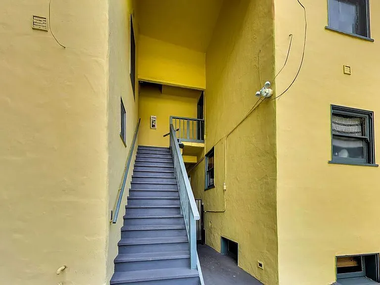 628 Waverly St #11 — Photo 12